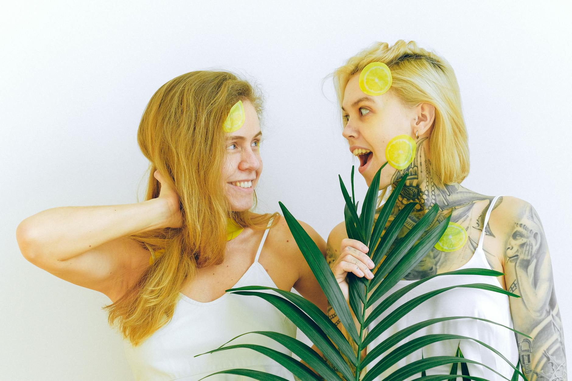 Due donne sorridenti che esprimono gioia e complicità nel loro spazio intimo