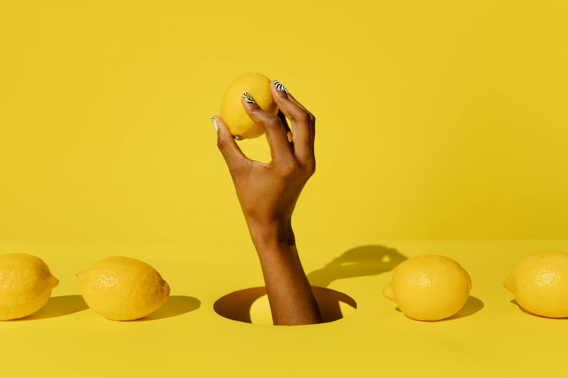 Un vibratore al silicone giallo circondato da banane sbucciate su uno sfondo giallo